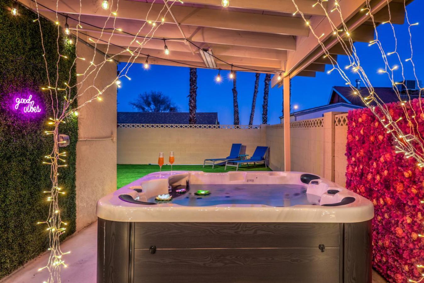 Oasis Near Strip Pool Jacuzzi Deck Poker Holiday home *